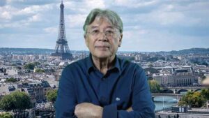 Gérard Thomas-Brondeau devant la tour Eiffel.